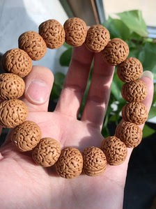 苹果园桃核手串,手持,七年老树姜黄皮,皮质密度桩型都顶级毕业