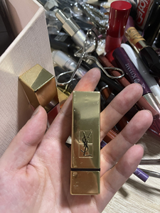 ysl圣罗兰口红,色号153,颜色很好看也比较滋润,没怎么用