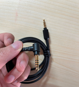 索尼mdr1am2的原装4.4mm平衡线一条,跟着耳机买回来