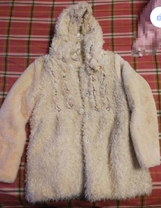 女童丹尼熊毛毛大衣，很漂亮，8成新，150码