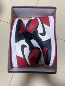 急出aj1高帮黑红脚趾 鞋盒破损 鞋子微瑕