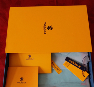 万事利丝巾包装礼盒,一套的,跟专柜一模一样,有包装方巾还有长