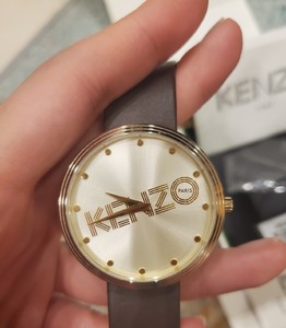 正品高田贤三,正品kenzo 金色手表,9成新,没有明显划痕