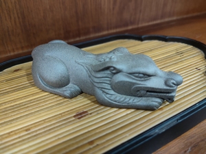 紫砂清灰泥料舞狮人张爱成手工猪龙(全新付证书原盒)可刀可私聊