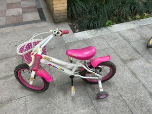 贝贝高儿童女款自行车 新旧如图 好骑的 大概14-15寸，萧