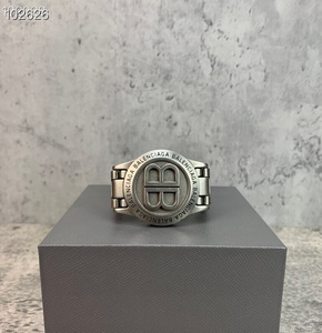 巴黎世家 balenciaga 无指针手表  简单大方 大牌