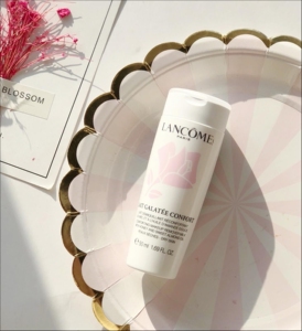 兰蔻新清滢柔肤卸妆乳50ml,滋润的乳液状质地,能温和清洁脸