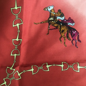 斜纹真丝大方巾马球图案