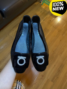 红绶带女鞋,专卖店购入,全新,闲置了便宜出