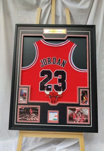 迈克尔乔丹亲笔签名公牛队球衣,公认的史上最伟大篮球运动员之一