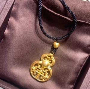 周大福传承系列黄金吊坠葫芦