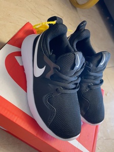 转让一双耐克伦敦四代超轻跑鞋,鞋子非常轻软,26码内长16.