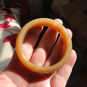 和田玉俄料红糖手镯.自然光拍摄,无伤无裂,色正肉细.圈口58