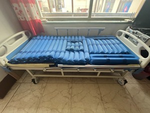 医用防褥疮气垫护理床：带气垫，餐桌，床可侧翻、倚靠、洗头洗脚