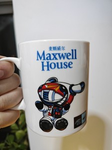 京东&麦斯威尔联名咖啡杯，杯子颜色为白色，容量较大，适用于咖
