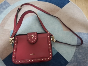 万里马女包复古铆钉小方包真皮手提包头层牛皮,珊瑚红,很低调复