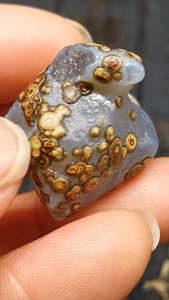 天然内蒙浮雕金边玛瑙眼睛石,尺寸约3.4*2.3*2.2厘米