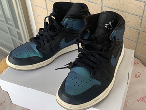 aj1mid变色龙98新,保正随意鉴定.诚心要可私信小刀.女