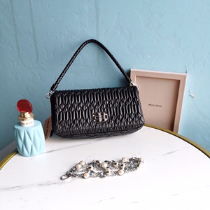 miumiu钻石链条包 手提包 单肩包,小提花皱褶凸纹压花做