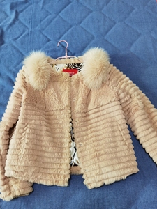 斯博尔特粉色真皮獭兔毛领皮草外套,9成新,实体店1300多购