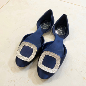 宝蓝色平底鞋 仅穿过几个小时 买小了 鞋底贴膜无磨损无掉钻