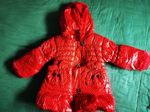 女童棉衣，颜色红色，尺寸90，八成新，两件包邮。