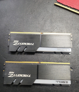 芝奇幻光戟3200c16,8g*2 连号实物拍摄 成色如图