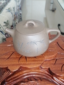 【处理放漏】紫砂蟹壳青高石瓢壶,陈忠徐作品,正面手工刻绘竹子