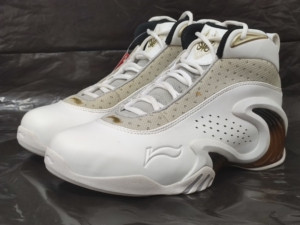 李宁 驭水 篮球鞋 达蒙琼斯除了驭帅,就是上脚过驭水了.遗憾