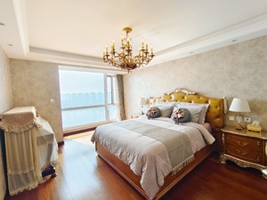 玛润奇品牌，新古典主义风格卧室家具共五件。