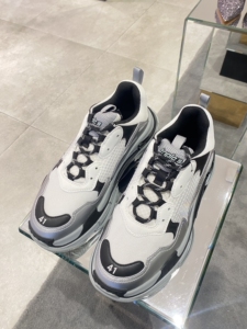 000人付款淘宝巴黎世家一代老爹鞋,黑色做旧款,八层鞋底,高版本,不是