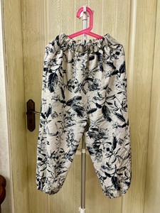 女童荷叶背心+哈伦裤，是套装，20元一套，适合130-140