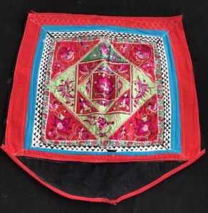 毛南族背带,真丝底,刺绣图案精致,底布柔软,适合做衣服,包包