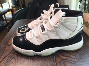 aj11康扣42.5码正品! 已经送去洗过了 九成新 鞋头有