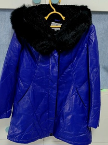 宝蓝色的羽绒皮衣，领子是狐狸毛，毛领可拆卸，帽子不能拆卸，保