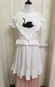 淑女屋天鹅湖系列白色纯棉针织连衣裙。全新带吊牌的，面料柔软舒