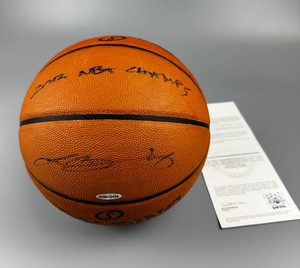 詹姆斯亲笔签名nba官方篮球 uda证书
