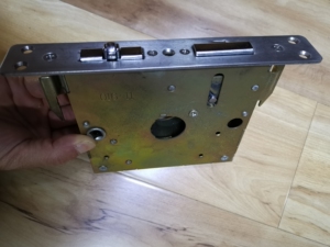 王力防盗门锁体,换指纹锁换下来的.自动上锁带天地钩的那种.