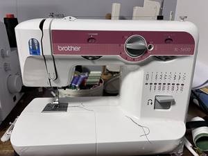 兄弟缝纫机吃厚锁边锁扣眼xl5600