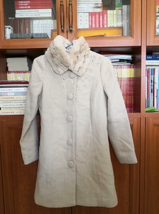 巧帛羊毛大衣，米色，S码，全新。毛领可拆卸，肩宽38，胸围9