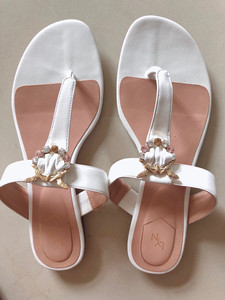 泰国旅游带回lyn的凉拖泰国旅游带回来的鞋子,无奈买大了,割