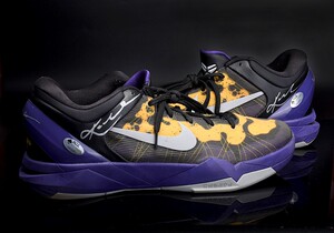 nba巨星kobe科比亲穿亲笔签名双签名球鞋(鉴定保真,附证