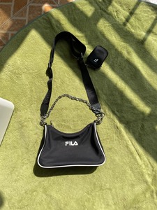 菲乐包包，可以斜挂也可以单肩，肩带都可以下，还配有一个耳机包
