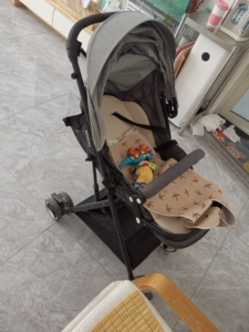 momiko妈咪咪娅婴儿车,实体店购入,8成新,轻微使用痕迹