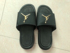 aj 拖鞋 42码 黑金全新 非真假问题不退不换 已出_阿里巴巴找货神器