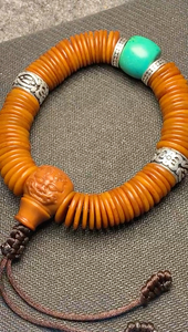 藏传文玩老牦牛骨骨片珠108颗手串手持,颜色红润通黄,开片细