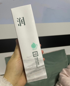 三草两木洁面慕斯,一挤即出绵密泡泡,如棉花糖般的柔软触感,清