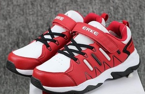 鸿星尔克男童品牌的运动鞋，颜色为红色和白色，款式为休闲风格。