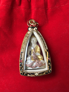 泰国佛牌龙婆堪布的水龙药师佛,鎏金壳,壳子表面有磨痕,介意勿