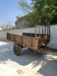 废铁价转让老山拖泰山-25拖拉机的拖车,车箱底后加的底板钢板